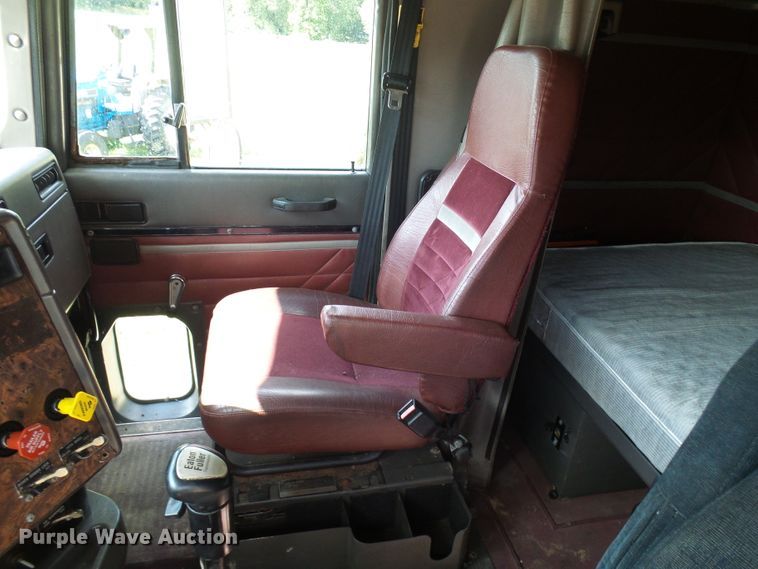 image for item DG2098 1999 International 9200  semi truck