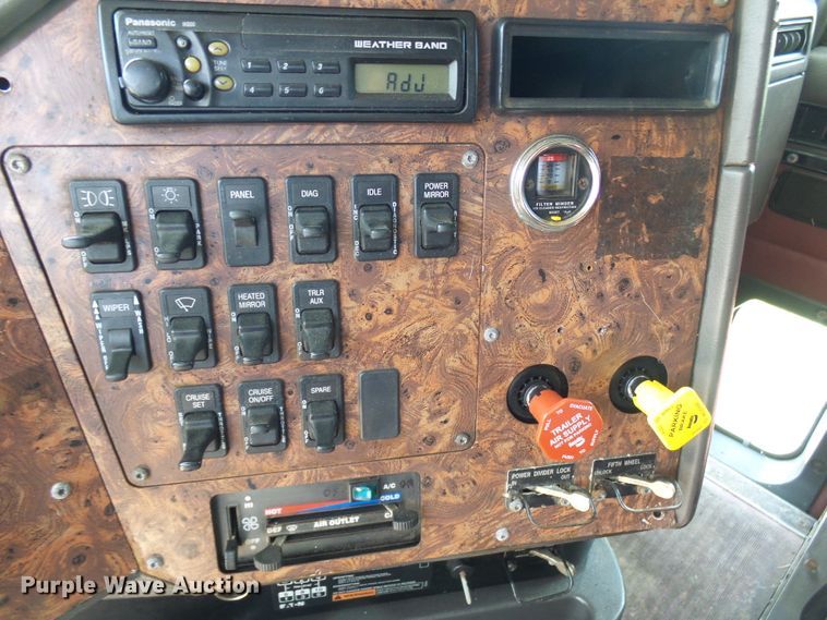 image for item DG2098 1999 International 9200  semi truck