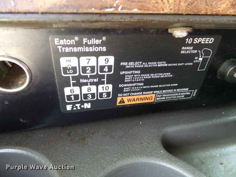 image for item DG2098 1999 International 9200  semi truck