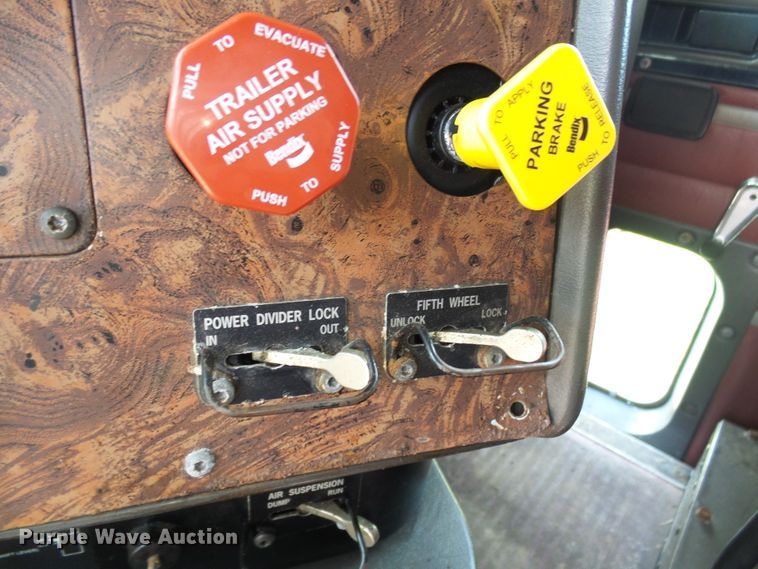 image for item DG2098 1999 International 9200  semi truck