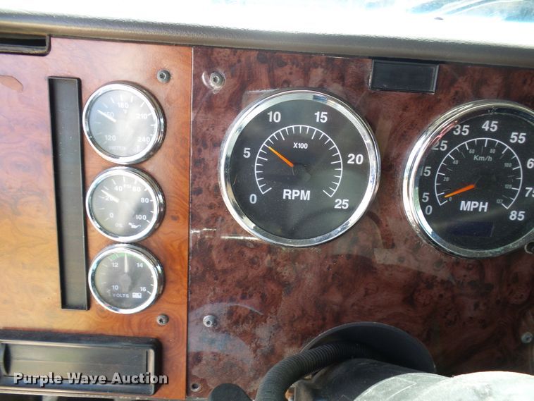 image for item DG2098 1999 International 9200  semi truck