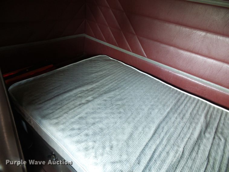 image for item DG2098 1999 International 9200  semi truck