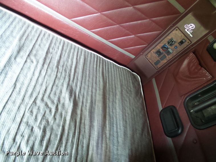 image for item DG2098 1999 International 9200  semi truck