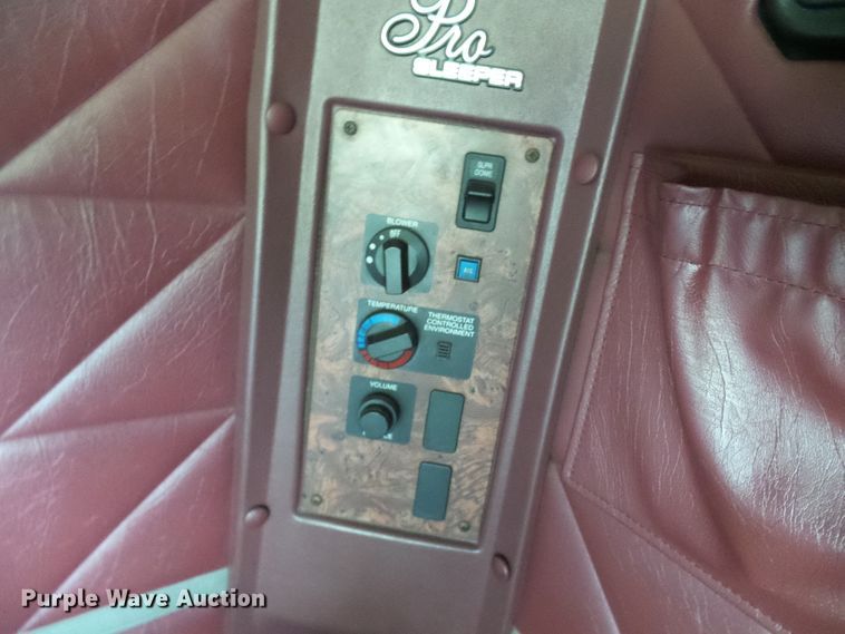 image for item DG2098 1999 International 9200  semi truck