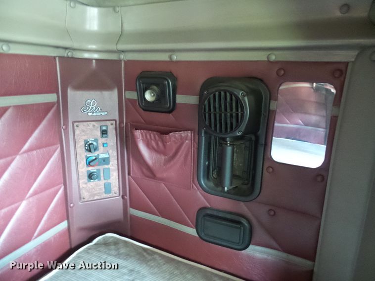 image for item DG2098 1999 International 9200  semi truck