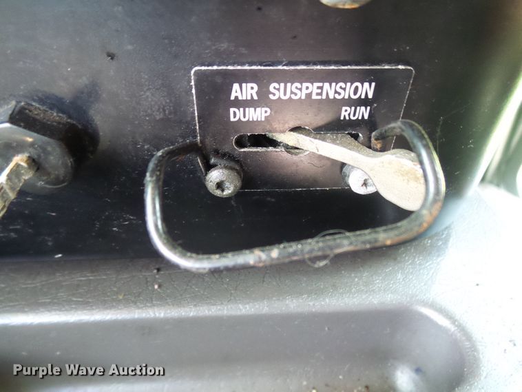 image for item DG2098 1999 International 9200  semi truck