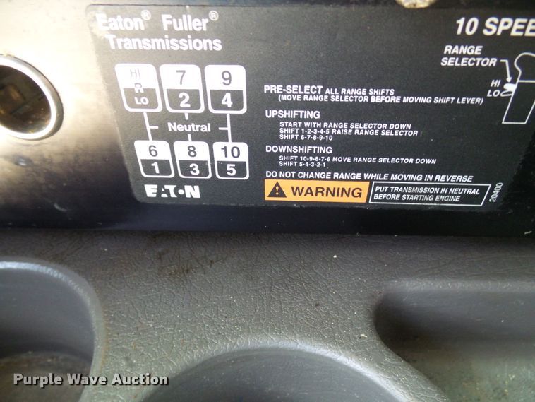 image for item DG2098 1999 International 9200  semi truck