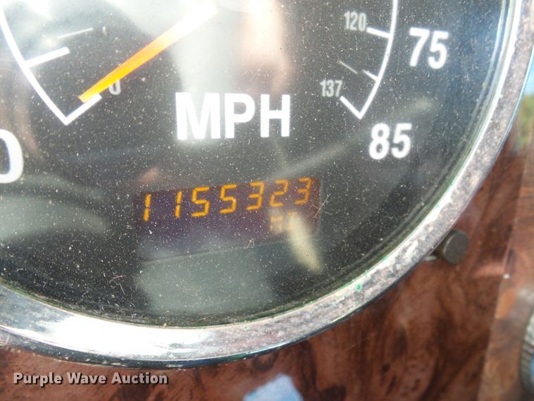 image for item DG2098 1999 International 9200  semi truck