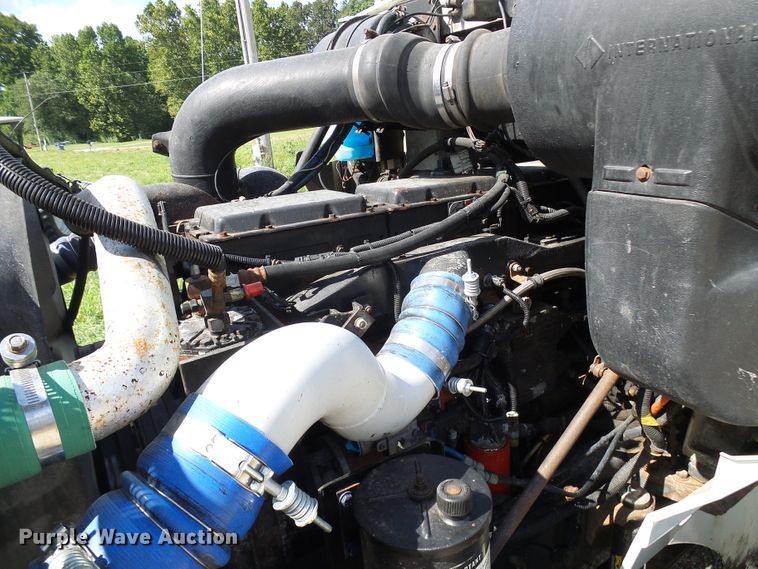 image for item DG2098 1999 International 9200  semi truck