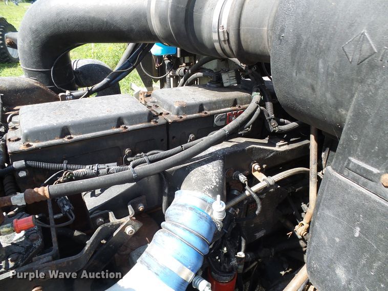 image for item DG2098 1999 International 9200  semi truck