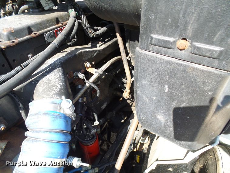 image for item DG2098 1999 International 9200  semi truck