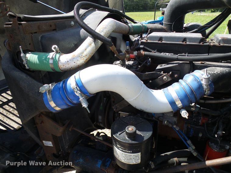 image for item DG2098 1999 International 9200  semi truck