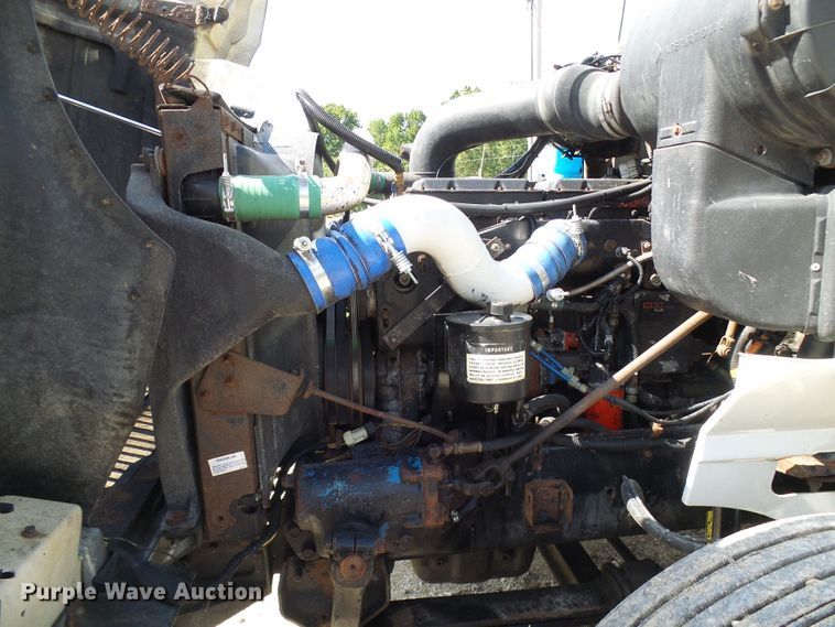 image for item DG2098 1999 International 9200  semi truck