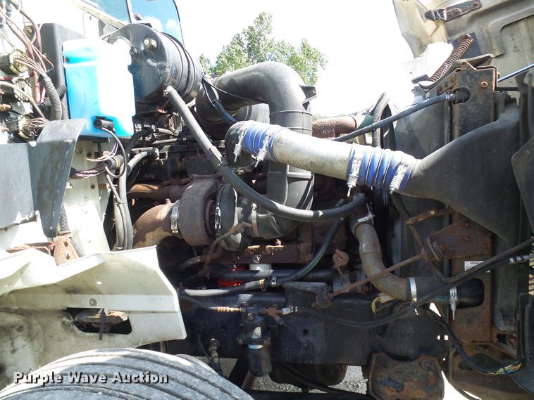 image for item DG2098 1999 International 9200  semi truck