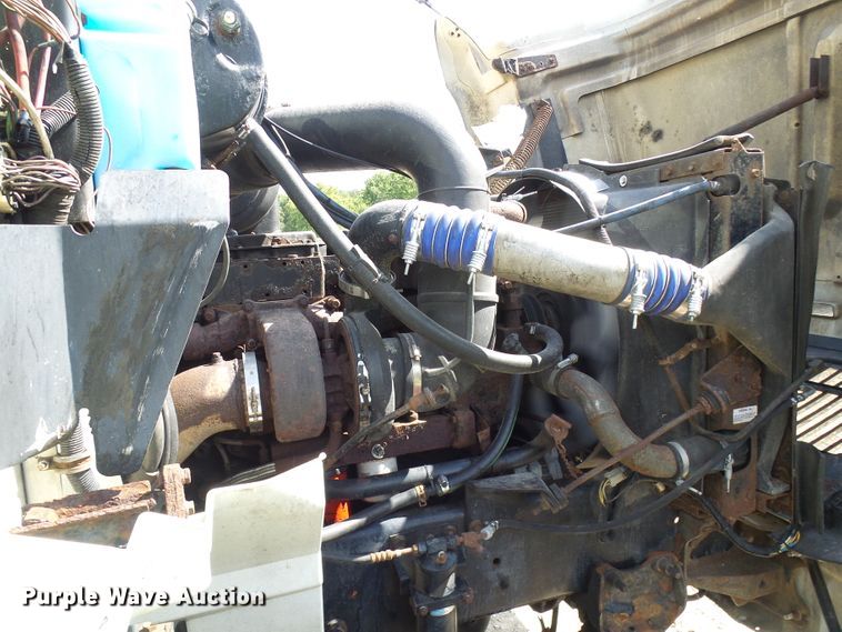 image for item DG2098 1999 International 9200  semi truck