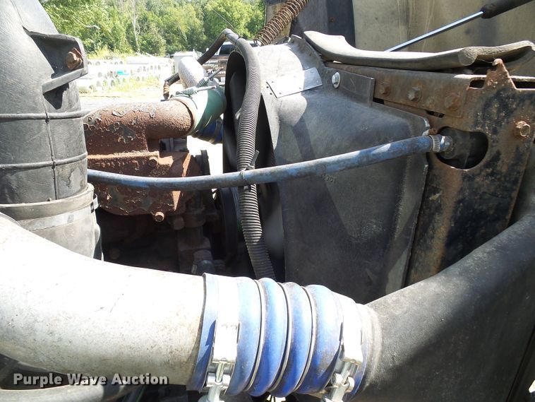 image for item DG2098 1999 International 9200  semi truck