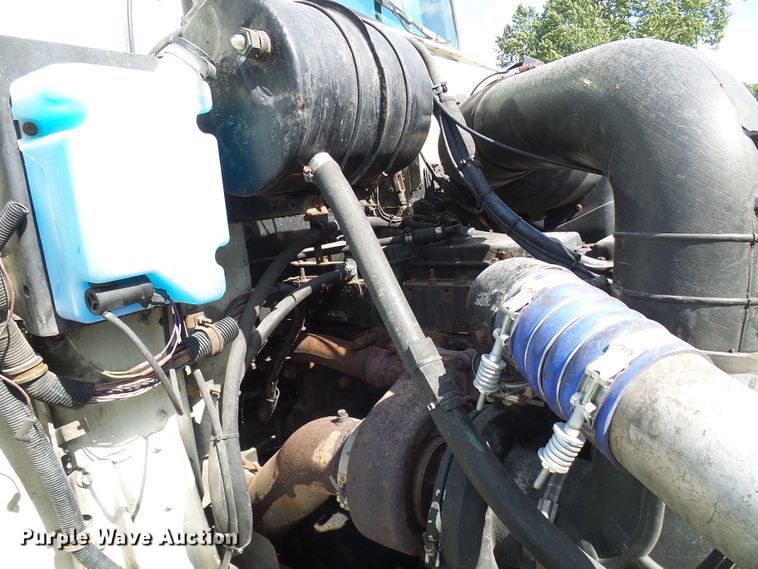 image for item DG2098 1999 International 9200  semi truck