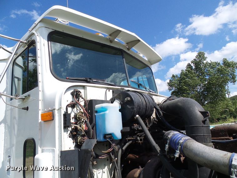 image for item DG2098 1999 International 9200  semi truck