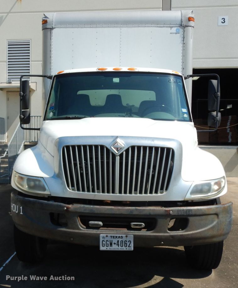 image for item DG6889 2006 International 4300  box truck
