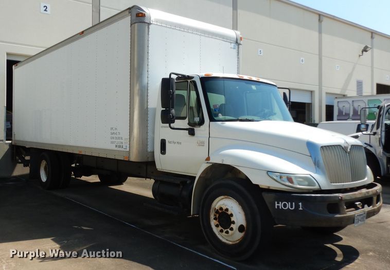 image for item DG6889 2006 International 4300  box truck