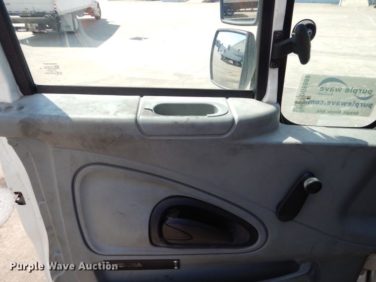 image for item DG6889 2006 International 4300  box truck