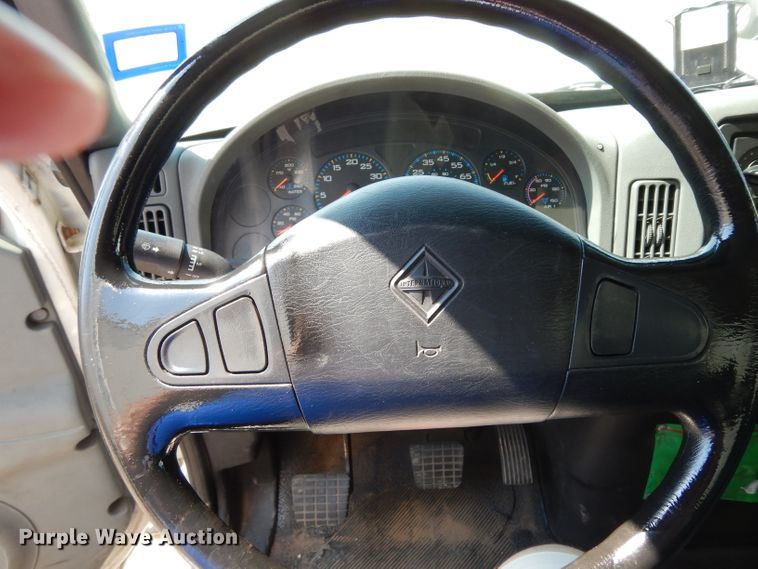 image for item DG6889 2006 International 4300  box truck