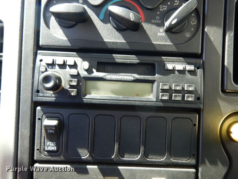 image for item DG6889 2006 International 4300  box truck