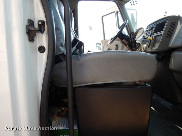 image for item DG6889 2006 International 4300  box truck