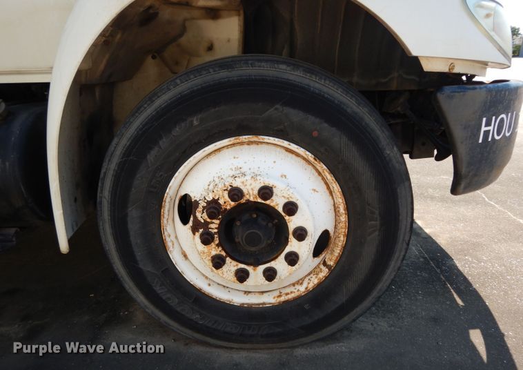 image for item DG6889 2006 International 4300  box truck