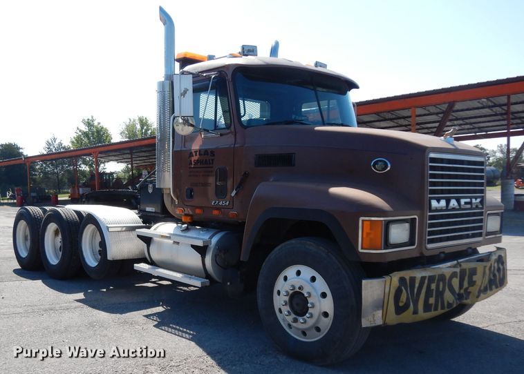 image for item DG6988 1997 Mack CH613  semi truck
