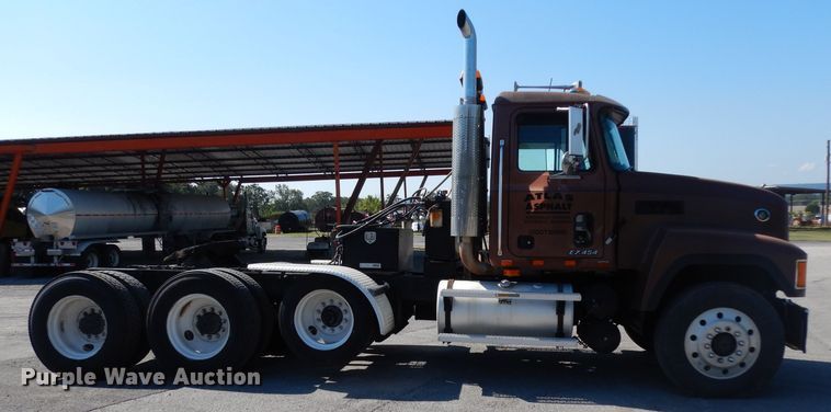 image for item DG6988 1997 Mack CH613  semi truck