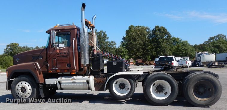 image for item DG6988 1997 Mack CH613  semi truck