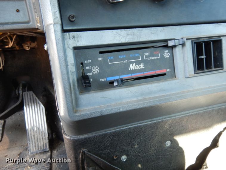 image for item DG6988 1997 Mack CH613  semi truck