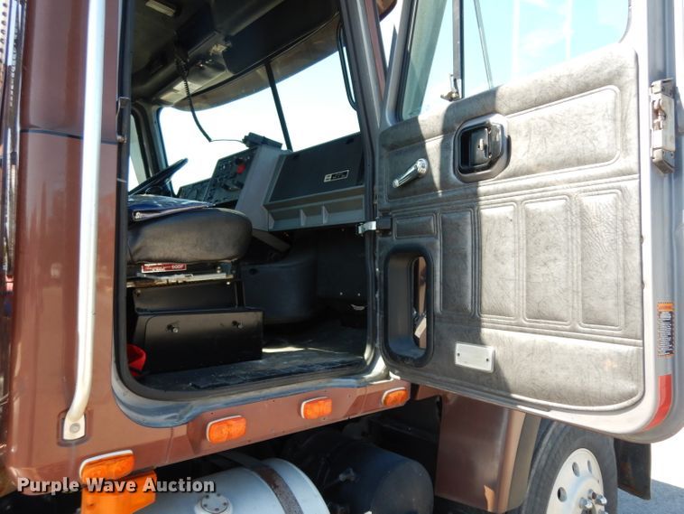 image for item DG6988 1997 Mack CH613  semi truck