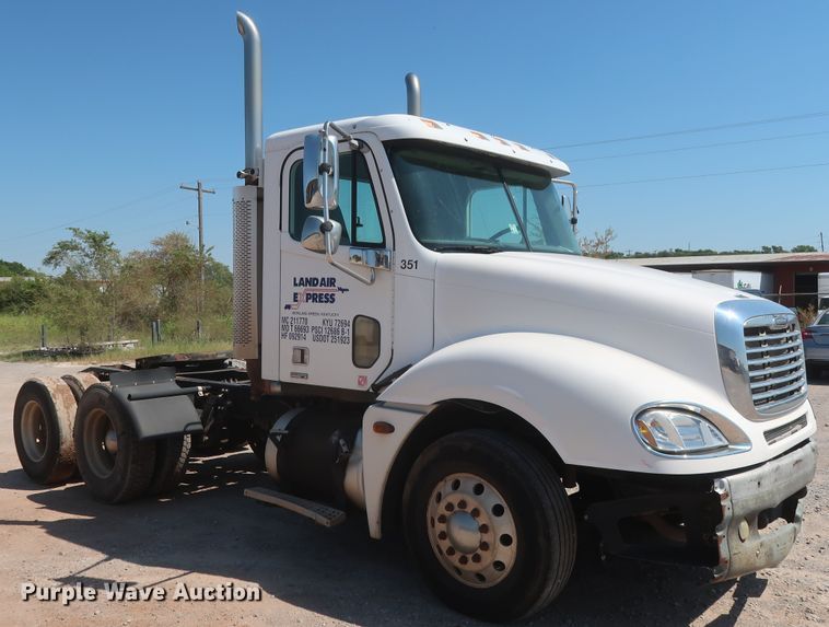 image for item DH0995 2006 Freightliner Columbia  semi truck