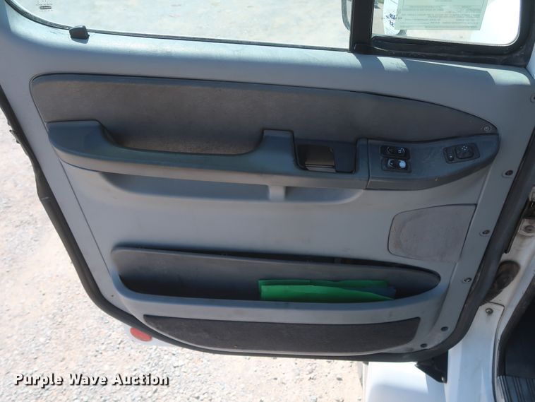 image for item DH0995 2006 Freightliner Columbia  semi truck