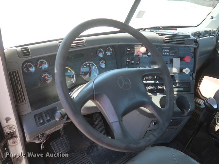 image for item DH0995 2006 Freightliner Columbia  semi truck