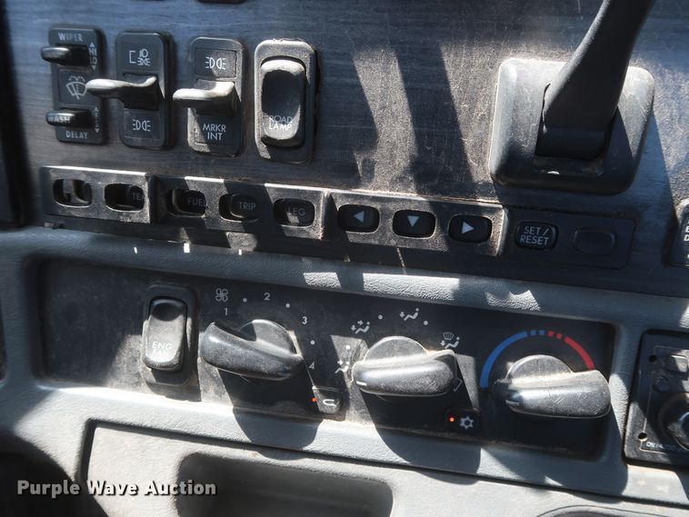 image for item DH0995 2006 Freightliner Columbia  semi truck