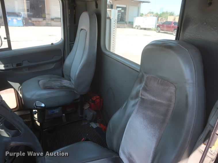 image for item DH0995 2006 Freightliner Columbia  semi truck