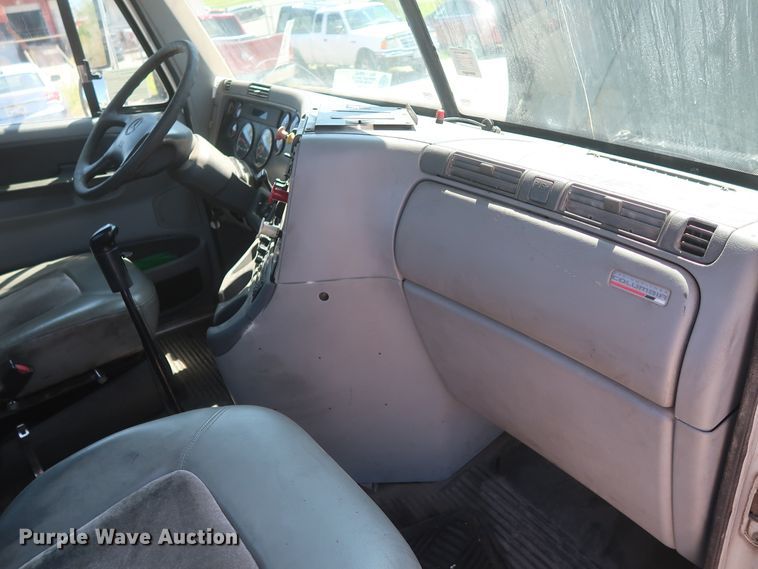 image for item DH0995 2006 Freightliner Columbia  semi truck