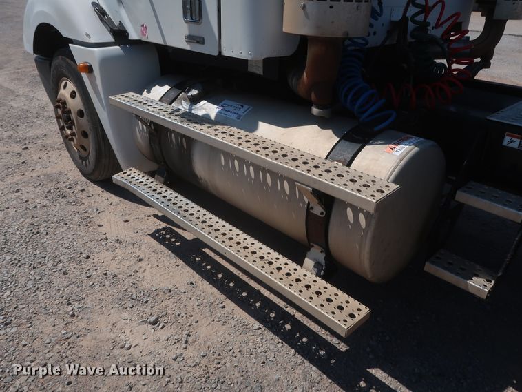 image for item DH0995 2006 Freightliner Columbia  semi truck