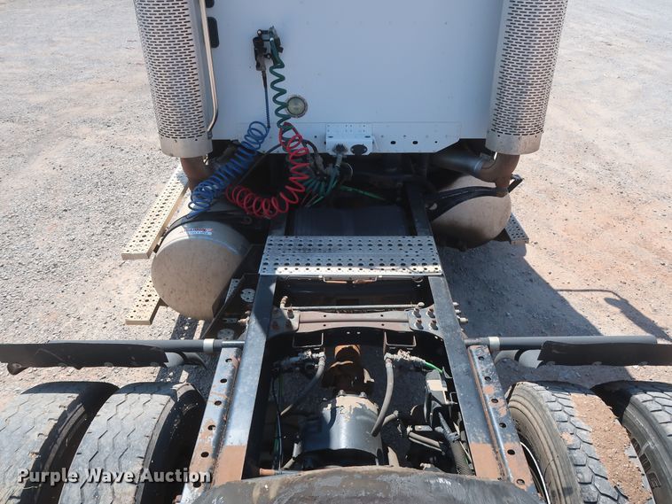 image for item DH0995 2006 Freightliner Columbia  semi truck