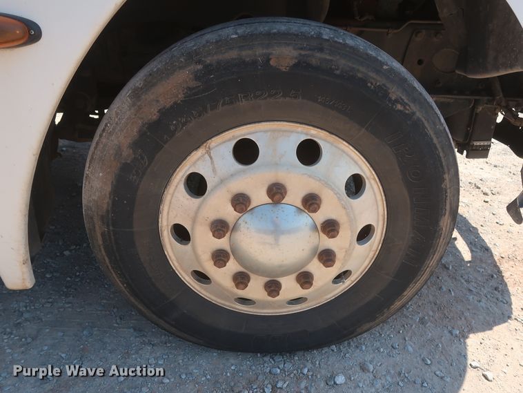 image for item DH0995 2006 Freightliner Columbia  semi truck