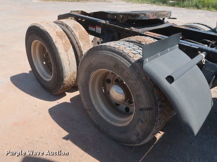 image for item DH0995 2006 Freightliner Columbia  semi truck