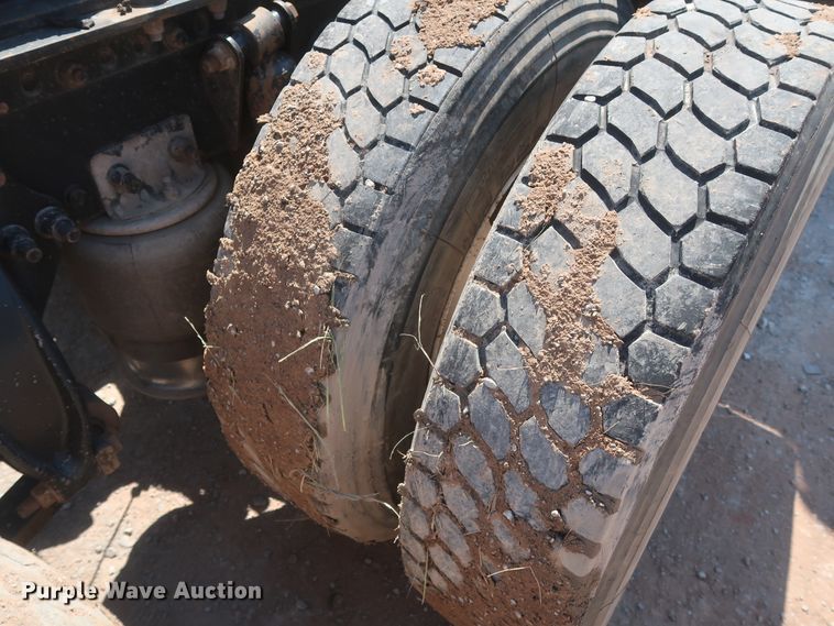 image for item DH0995 2006 Freightliner Columbia  semi truck