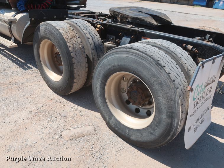 image for item DH0995 2006 Freightliner Columbia  semi truck