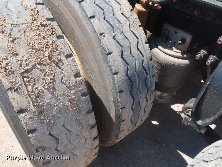 image for item DH0995 2006 Freightliner Columbia  semi truck