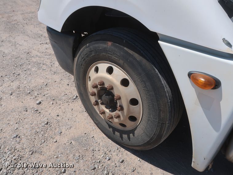 image for item DH0995 2006 Freightliner Columbia  semi truck