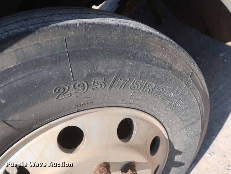 image for item DH0995 2006 Freightliner Columbia  semi truck