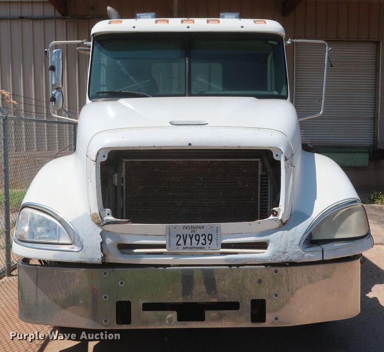image for item DH0997 2003 Freightliner Columbia  semi truck